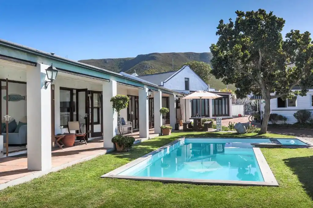 Sixteen Guesthouse on Main