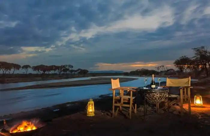 Apéritif et dîner au bord de la rivière Ewaso Nyiro